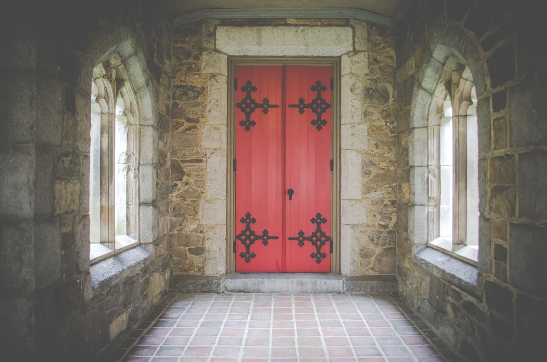 puerta roja barroca de un escape room
